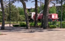 В Мариуполе оккупанты поливают газоны, пока жители страдают от жажды (видео)