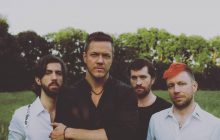 Соліст Imagine Dragons на сцені підняв прапор України: його передала харків'янка (відео)