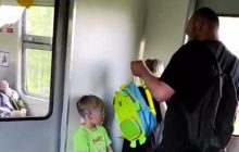 В России мужчина снял с мальчика рюкзак из-за "украинских" лямок и бросил на пол (видео)