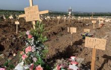 Нові масові поховання у Маріуполі: Андрющенко припустив, ким були загиблі