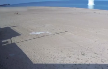 Момент вибуху міни на пляжі під Одесою потрапив на відео, одна людина дивом вціліла