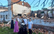 На Чернігівщині випускники роблять фотосесії на фоні руїн після російської окупації (фото)