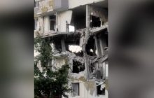 У Бучі просто на очах почав розсипатися будинок, в який влучили росіяни (відео)