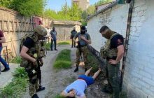 Військова амуніція і продукти: у Києві псевдоволонтер продавав гуманітарну допомогу