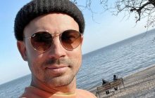 Бедняков показал могилы на улицах Мариуполя: "Ездил здесь постоянно"