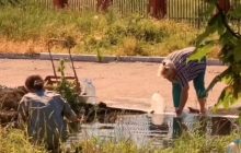 Окупанти знов зганьбилися: маріупольці набирають воду з калюж, які утворюються від проривів (відео)