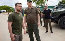 Зеленский осмотрел образцы вооружения и стрельбище в Одесской области