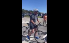 Байден втратив рівновагу і впав з велосипеда під час прогулянки (фото, відео)