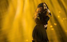 Настя Каменских не сдержала эмоций на концерте: фанаты плакали вместе с ней (видео)