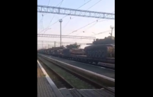 В сети показали крупный эшелон российских танков, прибывший на Донбасс (видео)