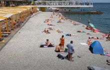 Удар по Кримському мосту й захмарні ціни: ЗМІ пояснили, чому пляжі в Криму порожні (фото)