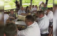 Лукашенко посадив пса дупою на страви під час обіду: реакція оточення дивує (відео)