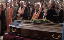 Мати українського бійця заспівала колискову біля його труни й довела мережу до сліз (відео)