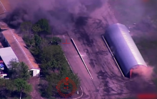 Украинские артиллеристы обнаружили и уничтожили бронированную технику россиян в ангаре (видео)