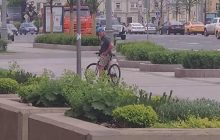 Военный США в Москве во время прогулки показал средний палец букве Z: Захарова отреагировала (фото)