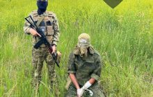 "В ход пошли несовершеннолетние": антипутинский легион показал пленного из Луганска (фото)