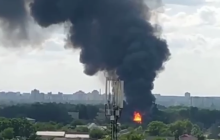 Взрывы и столб черного дыма: в Киеве вспыхнул масштабный пожар (видео)