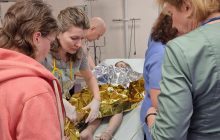 Дівчинку, яка постраждала у результаті ракетного обстрілу по Києву, прооперували (фото)