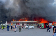 "Ми живі!": з'явилося відео, як люди намагаються врятуватися з палаючого ТЦ у Кременчуці