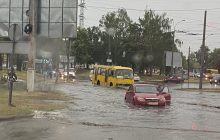 В Чернигове залило улицы, машины "плавали": фото и видео последствий непогоды