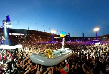 Rammstein на своєму концерті розгорнули прапор України: красномовне відео