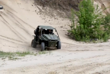 Резніков передав українським захисникам власний баггі (відео)