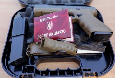 Більш ніж половина українців виступає за легалізацію зброї в Україні - опитування у Дії