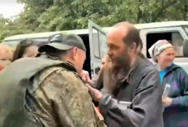 У Лимані священник-колаборант благословляв окупантів, які зруйнували його дім (фото)