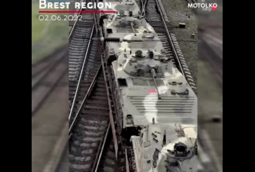 Білорусь перекидає ешелони з бронетехнікою ближче до України (відео)