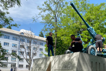 В Одесі через фейки РФ демонтували гармату часів Другої світової (відео)