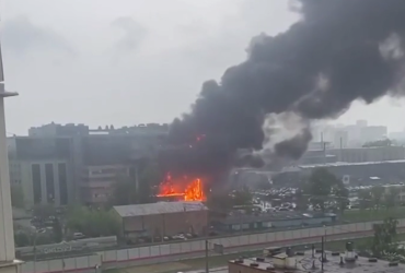 В Москве полыхает офисный центр с людьми внутри: опубликованы зрелищные видео