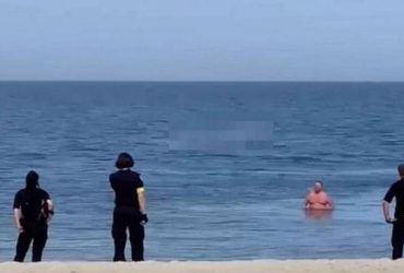 Выгоняют из моря: в Одессе полиция взялась за беззаботных купальщиков (видео)