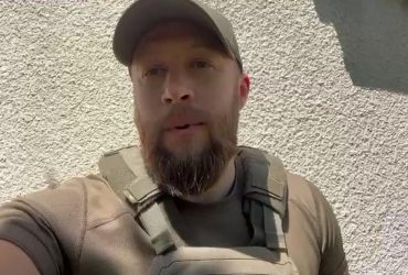 Дід зі складом зброї та втеча ворога: азовець розповів унікальні військові історії (відео)