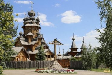 На Донеччине от обстрелов РФ загорелся деревянный скит Святогорской лавры УПЦ МП (фото, видео)