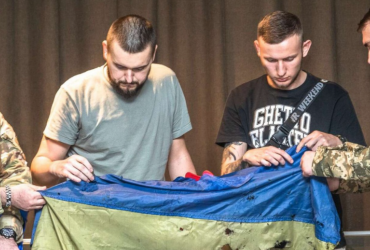 Легендарний прапор з Азовсталі передали до Національного музею (фото)