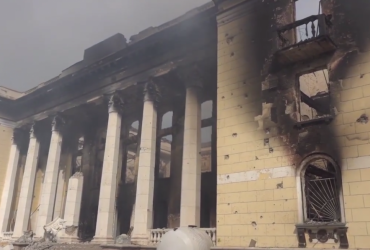 У Лисичанську внаслідок обстрілу згорів штаб гумдопомоги, де ховались 40 людей (відео)