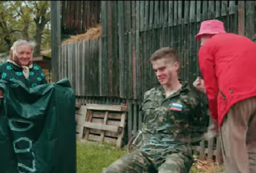 Блогери зробили дуже смішну пародію на пісню Stefania: в ній упаковують окупанта (відео)