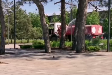 У Маріуполі окупанти поливають газони, поки жителі страждають від спраги (відео)