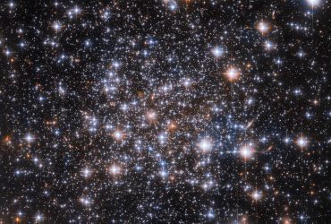 Телескоп Хаббл заглянул в загадочное скопление звезд (фото)