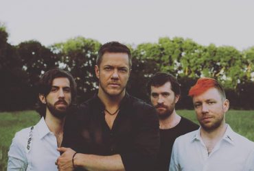 Соліст Imagine Dragons на сцені підняв прапор України: його передала харків'янка (відео)
