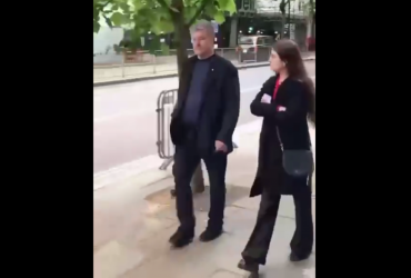 Порошенко спіймали на прогулянці у Лондоні: у мережі опублікували відео