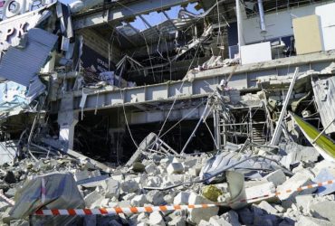 Войска РФ ударили по супермаркету в Харькове: момент прилета ракеты попал на видео