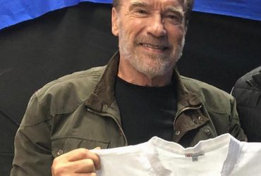 Шварценеггеру подарували українську вишиванку