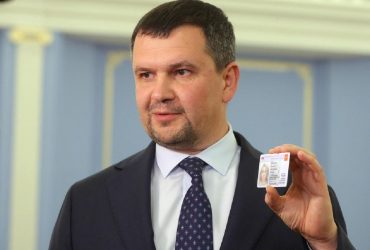 Не вистачить пластика і чіпів: через війну росіяни залишилися без сучасних паспортів