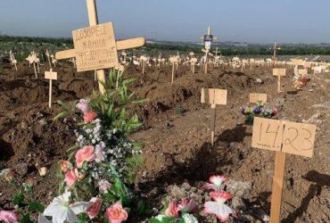 Нові масові поховання у Маріуполі: Андрющенко припустив, ким були загиблі