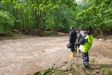 Смертоносный ливень: на Тернопольщине авто снесло в реку, погибли парень и две девушки (фото)