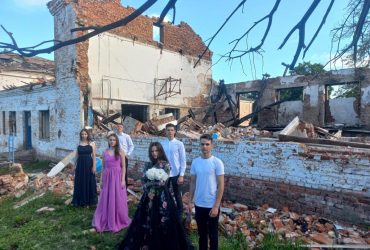 На Чернігівщині випускники роблять фотосесії на фоні руїн після російської окупації (фото)