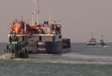 В Мариуполе оккупанты похитили уже третье судно металлопроката (видео)