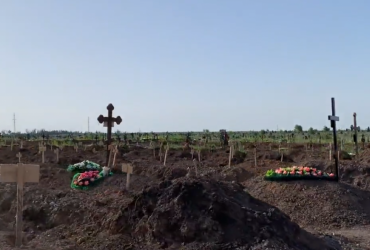 Замість імен – номера: журналісти показали на відео величезну братську могилу в Маріуполі