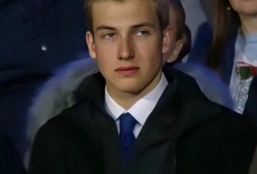 Син Лукашенка Коля і його однокласниця прийшли на випускний у вбранні кольору українського прапора